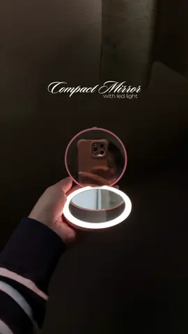 as a retouch girly, this is a must have! #compactmirrorwithledlight #compactmirror #mirrorwithlight #minivanity #mirror 