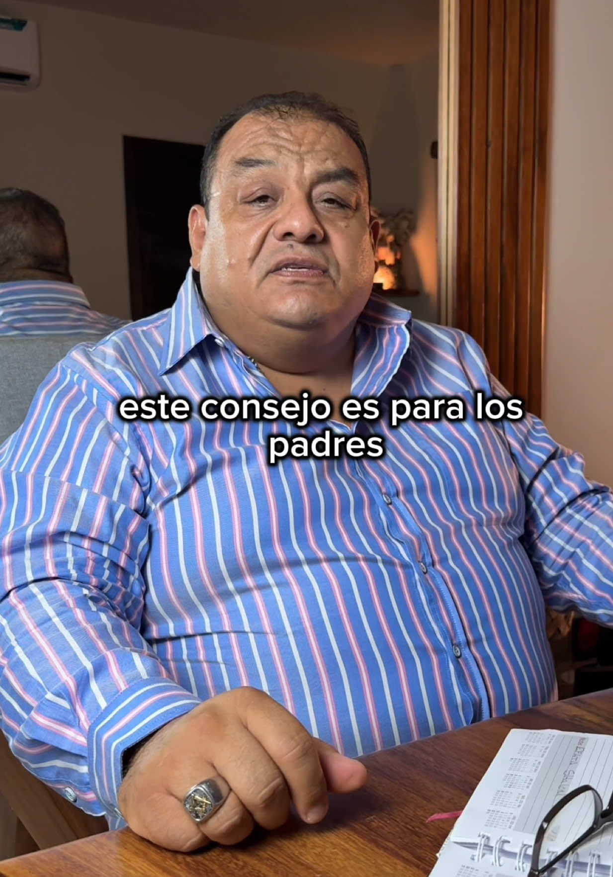 A veces los papás no saben cómo demostrar amor, y los hijos solo quieren sentirse escuchados. Ser padre no trae manual… y ser hijo tampoco. La confianza no se exige, se construye.  #padresehijos #reflexiondevida #familia #amordepadres #superacionpersonal 