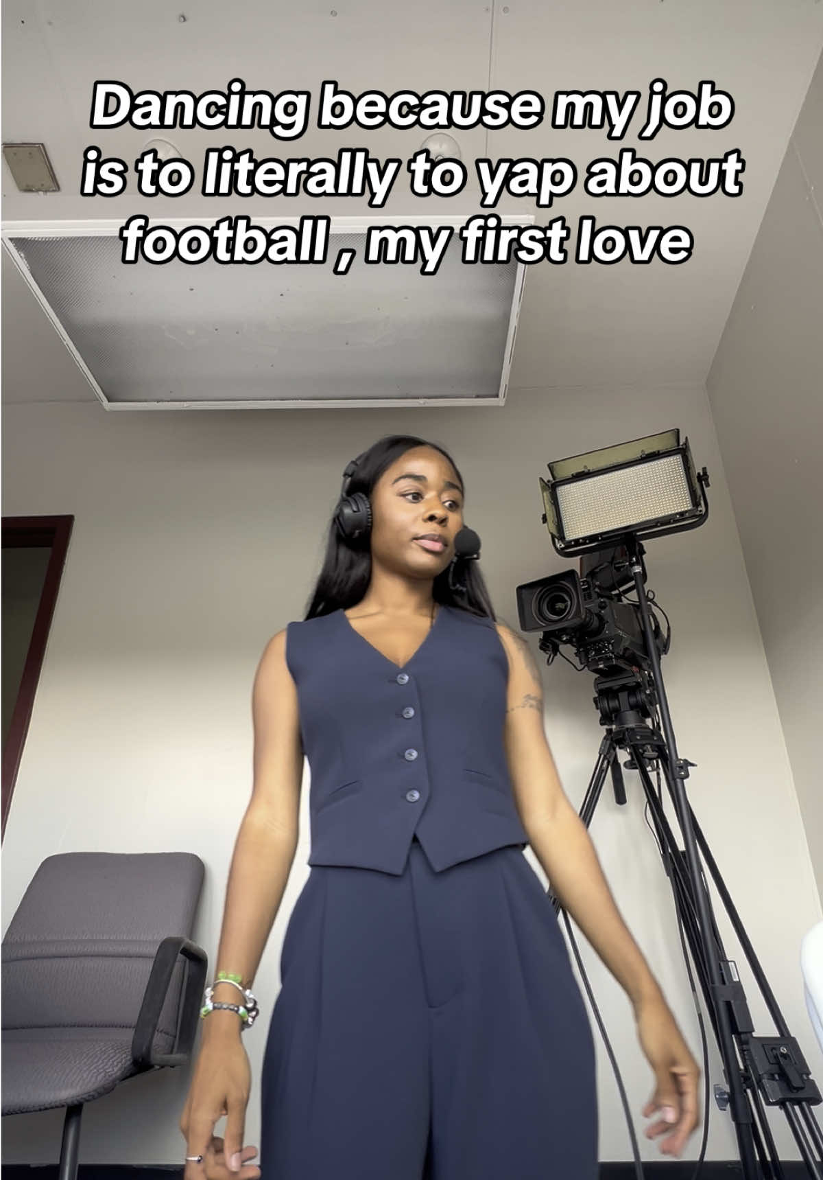 Can’t believe I’m living my dream life #symonewiththesports #football #onair #sportsbroadcaster #sportsreporter 