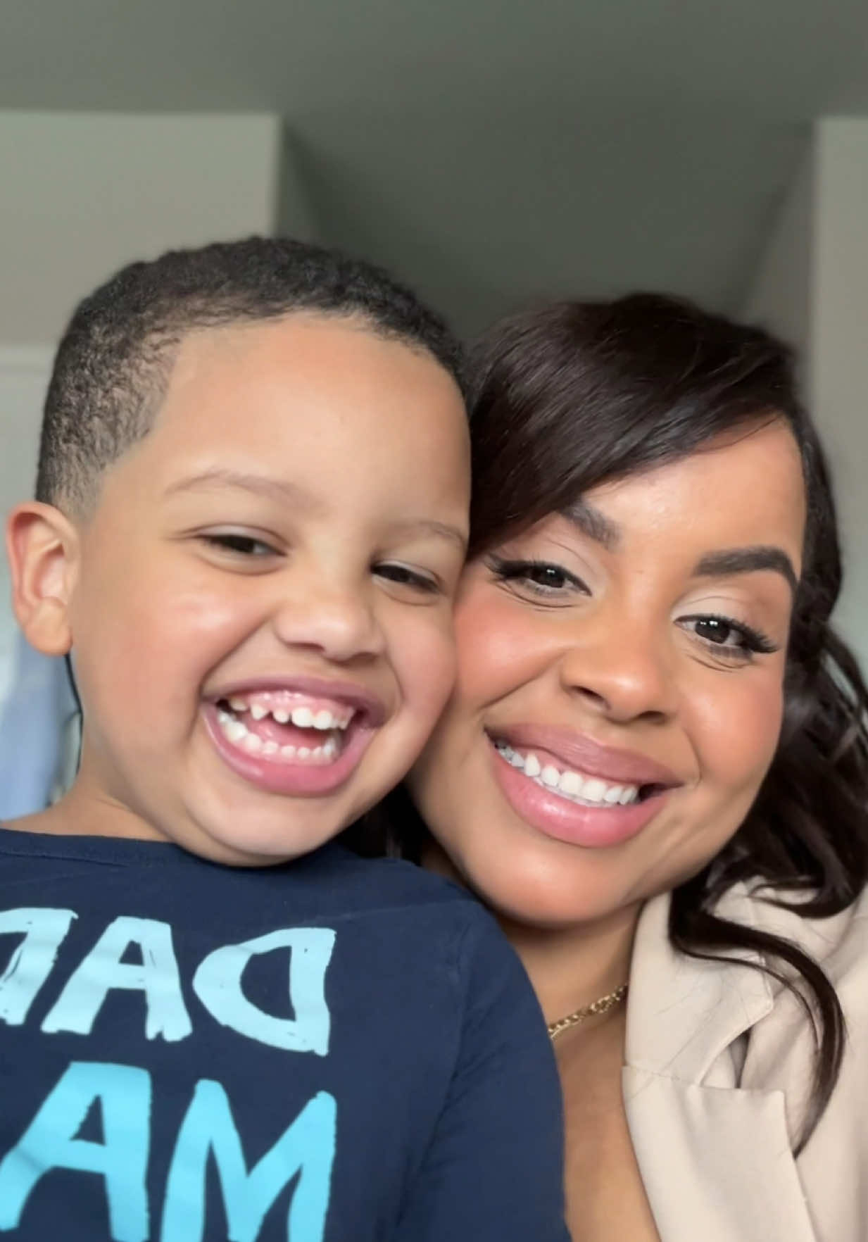 Y la respuesta es… Hago lo que puedo 🥹 Ser mamá no estuvo en mis planes por muchos años. Dudaba demasiado si sería capaz de llevar un rol tan complicado e importante.  André llego a mi vida a impulsarme. Gracias a él hoy puedo decir que me estoy convirtiendo en la mujer que sueño. Siento que él ha sido un angelito que Dios envió a mi vida. No solo para cambiarla, sino para darle todo el sentido del mundo 🥹  Ser mamá has sido lo más difícil que he hecho en esta vida.  Si eres mamá, te envío un abrazo 😘❤️‍🩹 #maternidadreal #fallinginloveagain #loshijos #motherhood