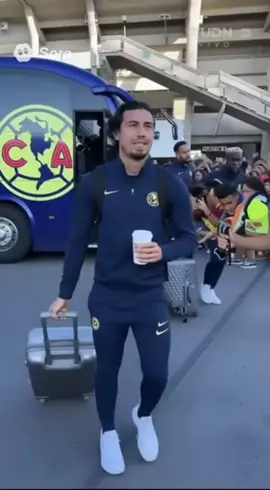 PENAL PARA EL AMÉRICA. 📞⚽  Cuando pensabas que ya lo habías visto todo, el dueño del América decide marcar la diferencia… literalmente. En plena transmisión, el árbitro recibe una llamada misteriosa desde el palco y segundos después pita el penal más insólito en la historia del fútbol mexicano. 🎬 La saga del América continúa con otro momento “realista pero imposible”, narrado con la seriedad de TUDN y la comedia que ya se volvió leyenda. Cámaras, llamadas, VAR, drama… y sí, otro penal para el América. 😂 Si te reíste, comenta: “¡Ya ni disimulan!” Disclaimer: Este video es una parodia con fines humorísticos. No representa hechos reales ni opiniones de clubes, árbitros o transmisoras. Cualquier parecido con la realidad… es pura coincidencia y mucho fútbol mexicano. 😆⚽  #PenalParaElAmerica #LigaMX #Americaparacontarjeta #Sora2 #futbolmexicano 