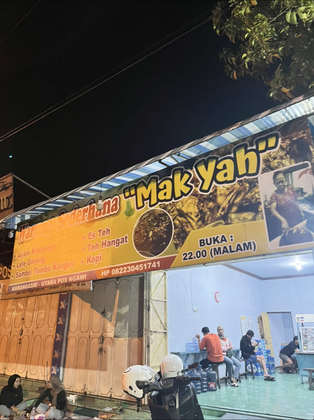 Akhirnya bisa cobain ayam penyet legend mak yah ,win sambel ya mantap banget ini pedes nampol . Untuk seporsi ayam 25.000 ,untuk lokasi Jln raya Ngawi bojonegoro(per4 aras bojonegoro ke utara sedikit timur jalan ) bukanya malam ya #kulinerbymbkdiana #ngawi24jam #ngawikuliner #hiddengems #ayampenyet 
