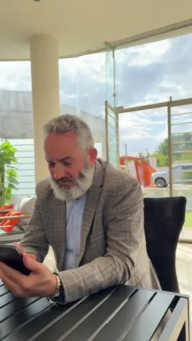 الي زوجي : أعلم أنك في ضغوط وعمل وحياة خارج البيت لاترحم ، وتعمل بجد ومستمر بالعطاء مهما كانت الظروف ، صنعت اسم لك وسمعة طيبة وتاريخ في خدمة الناس ومساعدتهم ، رغم انك متعب جسديآ ومستنزف عاطفيآ ، وأعلم أنك تعمل ك (( مقاتل )) خفي شرس ،لايرضي بالسقوط ، ولا بتفاهة البشر الحاقدة ،صامد لتبقي اسرته مستقرة ثابتة قويه ، لأاحد يتجراء عليها، في عيش كريم ، واتفهم ذلك ،واقدره ، وأعانك الله وسدد خطاك وااعانك علي الدنيا ومن فيها  فا للكل زوجة تفهمي زوجك واعرفي انه باقي علي اسرته اذا كنت انت السند والظهر له 🌹🥰 وعلي فكرة ((نصور فيه ولا فاهم شن ندير ونلود عليه اعلاش )) 😁😁😁اني مستمتعة بتصويره ومقدره عدم احساسه بي ولا كأني موجودة ((معليش مسامحته ههه))🫣😀😀#