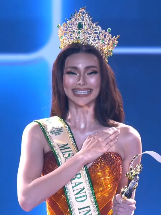 THE PHILIPPINE NATIONAL ANTHEM AT THE MISS GRAND INTERNATIONAL STAGE! 🇵🇭 Philippines’ bet Emma Tiglao is crowned Miss Grand International 2025, securing the second consecutive golden crown for the country! 📷: GrandTV / YouTube