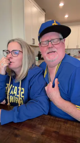 @Wendi #sillycouple #marriedlife #annoyinghusband #marinersbaseball #singing 