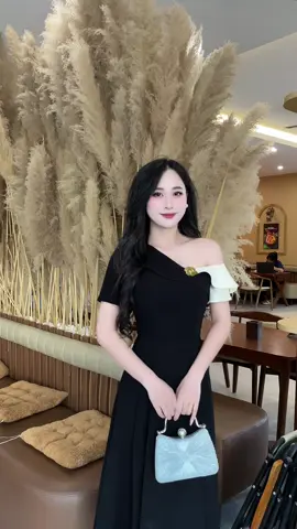 Váy đầm thiết kế lệch vai, phối viền lượn. Dáng A xoè dài, có tặng kèm tag cài #Vaythietke #vaydutiecsangchanh #viral #viral 
