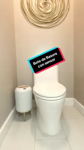 Este zafacón automático para baño se abre solo con sensor, bloquea los olores y mantiene todo limpio y moderno. Además, puedes colocarle la bolsa por dentro para que no se vea. Perfecto para mantener tu baño impecable y elegante. #baño #HomeEssentials #BañoLimpio #bathroomdecor #casamoderna 