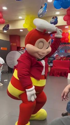 Pinasaya ni @Jollibee ang weekend namin at hindi nagpahuli sa Palaisipan dance trend. DC: @Rasheed Magabo III @Arthur Elf 0.0 @Loonie #jollibeeph 
