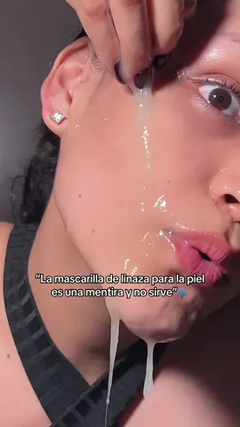 Receta al final del video 💗  Beneficios:  1.	Hidrata y suaviza la piel: El gel actúa como un humectante natural, dejando la piel suave y con sensación fresca. 	2.	Calma irritaciones: Tiene propiedades antiinflamatorias que ayudan a aliviar enrojecimientos o irritaciones leves (como las causadas por acné o sol). 	3.	Regula el exceso de grasa: Aunque hidrata, también puede equilibrar la producción de sebo, por lo que es útil para piel mixta o grasa. 	4.	Efecto reafirmante y tensor: Al secarse, el gel genera un ligero efecto lifting temporal que puede ayudar a que la piel se vea más firme. 	5.	Rica en antioxidantes: La vitamina E ayuda a proteger la piel del envejecimiento prematuro causado por radicales libres.#mascarillascaseras #mascarilladelinaza #mascarillafacial #skincare #glassskin 