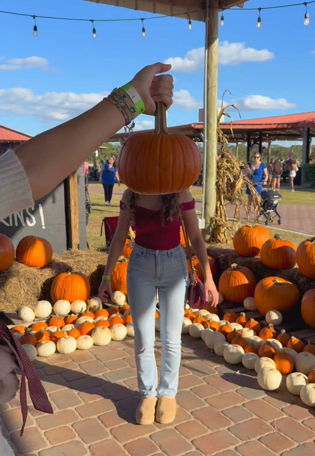 Little miss pumpkin head 🍁🧸🎃 @sofia🌺  #pumpkinpatchoutfit #pumpkinpatchphotoshoot #shesfrequentlykind #falltransitionoutfit #abercrombiejeanstryon 