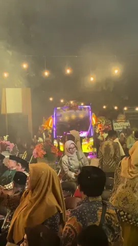 Happy wedding Tya & Brian 💍 Samawa ya 🥳🥳 @tisaltrans @Green Kemuning Event Organizer #promoseruweekend #tisaltrans #greenkemuning #wedding #weddingpartyentrance 