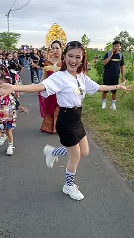 pesona joget asyik ala rara cantik full senyum karnaval sidorejo purwoharjo  #karnaval #karnavalsidorejo2025 #fyp #karnaval2025 #sidorejocarnival #info #sidorejocarnival2025 #cantik #sorot #kirabbudayadesasidorejo #asyik #nyeni #sidorejo #purwoharjo #manis #goyang #purwoharjobanyuwangi #suro #videoviral #kecamatanpurwoharjo #imut #grebek #pawaibudaya #karnavalsoundsystem #maskotkarnaval #banyuwangi #joget #soundhoreg #horeg #grebeksuro #dancer #karnival #carnival #cantik #dancerpirang #velocity #dancerbwi #velocitykarnaval #dancerkanaval  #soundhoregbanyuwangi #pemburuhoreg #soundhoregjawatimur #horegbanyuwangi #horegjawatimur #pemburuhoregjatim  #carnivalsidorejo #goyangasyik #maskot #pemburuhoregbanyuwangi #information #performance #pesonadancerkarnaval #velocitydance #dancerkarnavalcantik #pepas #pepasremix #djpepas #djpepasremix @hallorara_ 