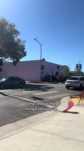 absolutely ridiculous @Kylie Cosmetics #kingkylie #popup #losangeles 