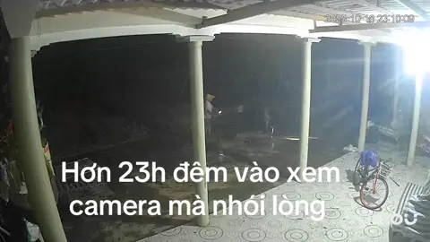 Con cái ở xa hết, mẹ cũng đi làm. Đêm muộn vào xem camera thấy cha bổ mà nghe nhói tim . 70 tuổi rồi đang nuôi một bầy bò nhủ bán bớt i mà không nghe. Con người cứ thích vất vả rứa 😭