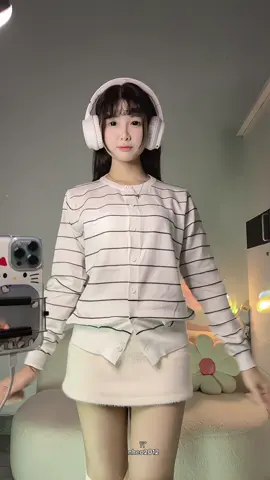 Thời tiết se se lạnh, mặc áo này là hợp con nhà bà lý rồi ❄️🥶🎧🎄 #aocardigan #aolendetkim #aocadiganlen #aocardiganmong #aolenmuathu #seoulife #aocadigankesoc #aolendetkimkesoc 