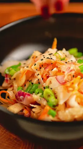 ⸻ 🥢 Reispapier trifft Sauerkraut – klingt verrückt, schmeckt genial! 🇩🇪 Außen asiatisch, innen deutsch – und am Ende einfach wow! ✨ Zutaten: 🥬 Reispapier (nach Bedarf) 🥕 1 Handvoll Sauerkraut 🥕 1 Karotte, fein geraspelt 🧅 1 kleine rote Zwiebel, fein gehackt 🧄 2–3 Knoblauchzehen, fein gehackt 🫚 1 daumengroßes Stück Ingwer, fein gerieben 🍜 1 EL Sojasauce 🌿 1 EL Sesamöl 🍁 1 TL Ahornsirup 🥣 1 Schuss Reisessig 🌶️ Salz, Pfeffer & Chili nach Geschmack ⚫ Schwarzer Sesam & Frühlingszwiebeln zum Garnieren 🔥 Zubereitung: 1️⃣ Reispapier kurz in warmem Wasser einweichen & in Streifen schneiden – nicht zu lange! 2️⃣ Zwiebel, Knoblauch & Ingwer in Sesamöl anbraten. 3️⃣ Karotte & Sauerkraut dazugeben, kurz mitbraten. 4️⃣ Mit Sojasauce, Ahornsirup, Reisessig, Salz, Pfeffer & Chili abschmecken. 5️⃣ Reispapierstreifen dazugeben, bis sie weich & glasig sind. 6️⃣ Mit Sesam & Frühlingszwiebeln toppen. 💡 Wichtig: Das Reispapier erst am Ende einweichen, wenn alles andere fertig ist – sonst wird’s matschig! 🙈 Mir ist das im Video passiert, aber hey – wir verschwenden kein Essen 😅 Wenn du’s richtig machst, bekommst du schöne, bissfeste Reispapier-Nudeln, die nicht zerfallen. 💚 Vielen Dank fürs Zuschauen! 📌 Speicher’s dir ab & markier mich, wenn du’s ausprobierst ✨ #ReispapierLiebe #SauerkrautFusion #CactusKitchen #AsianFusion #VeganRecipes  