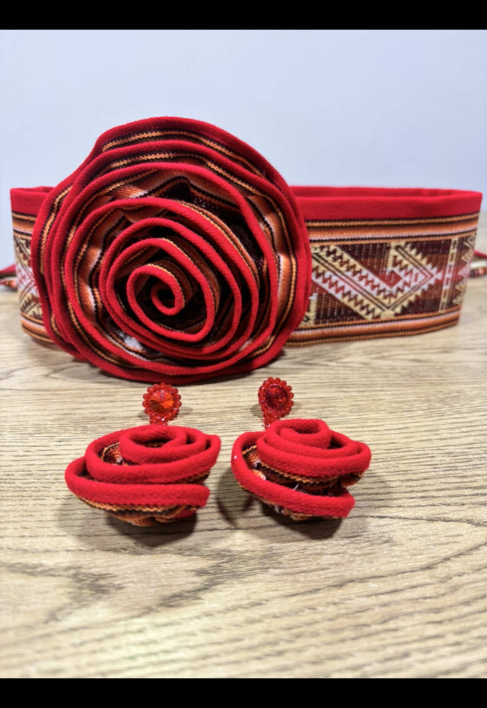 Cada prenda que enviamos lleva una historia tejida con alma andina. 🌎 Desde Trujillo hasta Italia, seguimos vistiendo sueños con identidad. ✨ Descubre nuestras piezas únicas en @multirayacouture y lleva tu cultura con orgullo. #AltaCosturaAndina #MultirayaCouture #cantantesandina #paratiii #bustierandino