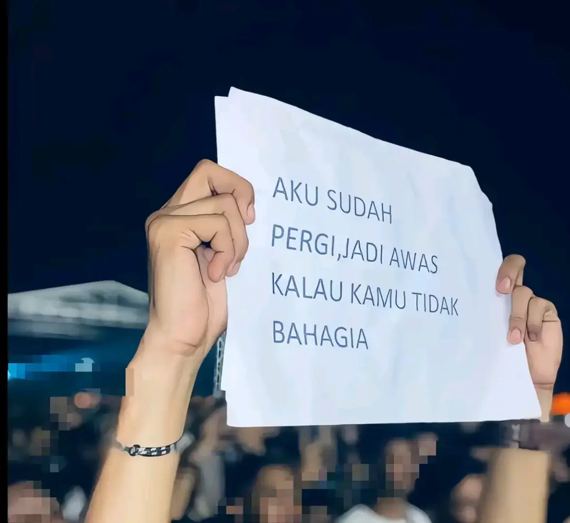 merelakan seseorang yang kamu cintai, adalah proses panjang yang perlahan mengikis bahagia dalam dirimu.  bukan karena cintamu kurang kuat, tapi karena semesta seolah tak pernah berpihak.  kamu mencintainya sepenuh hati, kamu pernah berdoa dengan air mata yang jatuh diam-diam di malam hari, kamu pernah berharap setiap harinya hanya tentang dia,  tapi pada akhirnya kamu harus sadar, bahwa tidak semua rasa layak diperjuangkan sampai habis-habisan. kamu mulai belajar menerima, walau hatimu menolak.  kamu mulai berjalan menjauh, walau jiwamu ingin tetap tinggal. kamu mulai belajar tersenyum, di tengah luka yang tak pernah bisa kamu sembuhkan sendiri.  setiap hari kamu berpura-pura tidak apa-apa, walau di dalam kepalamu namanya masih berisik, suaranya masih terngiang, senyumnya masih kamu ingat dengan jelas. kamu mencoba menghapus kenangan, tapi kenangan tak bisa kamu buang begitu saja.  kamu mencoba mencintai orang lain, tapi tak ada yang mampu menggantikan tempatnya. kamu mencoba membenci, tapi hatimu tetap lembut jika bicara tentang dia.  dan di antara semua itu, kamu akhirnya mengerti bahwa merelakan bukan berarti berhenti mencinta, tapi belajar mencintai dalam diam, tanpa harus memiliki.  Kamu mulai memahami bahwa kehilangan bukan akhir dari segalanya, tapi bagian dari perjalanan untuk menemukan kembali dirimu yang sempat hilang karena terlalu mencintai orang lain. Di setiap malam yang sunyi, kamu masih menatap langit, berharap semesta mendengar sisa doa yang belum sempat terkabul.  Namun perlahan, kamu juga mulai berterima kasih  karena pernah merasakan cinta yang begitu dalam, meski harus berakhir dengan luka.  Dan pada akhirnya, kamu tahu cinta yang tulus tak selalu berakhir dengan kebersamaan.  Kadang, cinta yang paling murni adalah yang sanggup melepaskan, tanpa dendam, tanpa amarah hanya dengan doa, semoga kamu bahagia, walau bukan denganku. 💔 #foryou #pesanterakhir #fypsad #isihatiterdalam #katahatiku 