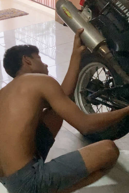 උදෙන්ම කෑන් එක ගහන්න පට්ට ගේමක් දෙන මල්ලි 😩😂 . . . . . #viral #trending #onemillionaudition #foryoupage #fyppppppppppppppppppppppp #bike #tw #tracker #hornet #honda #kawasaki #ducati #bmw #supermoto 