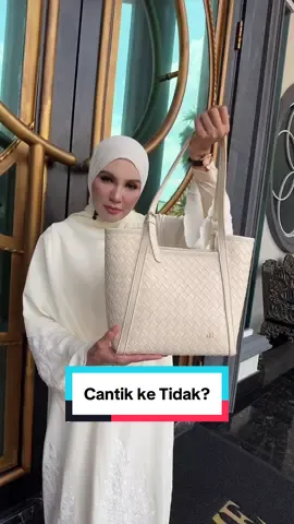Cantik kan bag mama ni. Kualiti memang premium. Tali dia tahan lasak tak mudah putus. Warna pula macam macam ada. Grab cepat sebab stock tak banyak