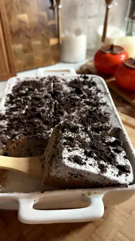 Tres leches oreo cake 🍫 1 cup de harina (120g) 1 pzca cucharadita de sal (1.5g) 1 cucharadita de polvo de hornear  4 huevos, separados 1 taza de azúcar granulado (200g) 1 cucharada de vainilla  8 galletas oreo trituradas batir juntos harina, polvo de hornear, sal y las Oreos trituradas y apartar. en un tazón grande. -Bate las yemas de huevo con 1 taza de azúcar hasta que pálida y espesa vainilla(forma una letra) -En un tazón seco batir las claras de huevo hasta que se forman picos. -Mezcla los ingredientes secos en la mezcla de yema hasta que se combinen, luego añades  suavemente las claras de huevo en tres partes hasta que se combinen  ¡No mezcles demasiado! Engrasa un molde de hornear  y vierte la mezcla hornea a 350•F durante 25-30 minutos. (o hasta que un palillo salga limpio) -Remojo de tres leches: 1 lata de leche evaporada 1 lata de leche condensada  1 taza de leche entera  1 cucharadita de extracto de vainilla  junta la leche y la vainilla y guarda en el retrigerador hasta que estés listo para usar. Una vez que el pastel esté hecho, deja que se enfríe completamente, luego hacemos agujeros en el pastel con un tenedor y vierte la mezcla de leche hasta que el pastel esté completamente húmedo . deja enfriar durante unas 4 horas. Topping batido de oreo: 1 1/2 tazas de crema batida pesada (360g) 1/3 de taza de azúcar en polvo (40g) (ajustar al gusto) alrededor de 1/2 taza de Oreos trituradas  Batir la crema, el azúcar en polvo y la vainilla hasta que se formen picos rígidos, luego añadir oreos y agrégalos sobre el pastel frío. ¡Añade oreos aplastadas y disfruta! :) #viral #parati #treslechescake #oreo #postres 
