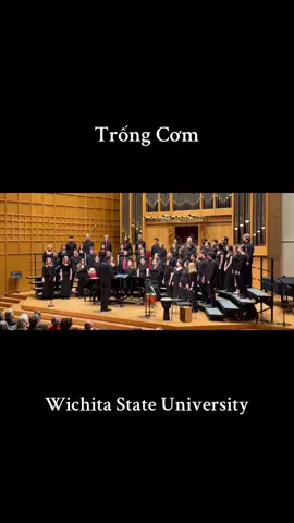 Trống Cơm, biểu diễn bởi dàn hợp xướng Concert Chorale. Trong 4 năm đi học, có lẽ cơ hội được dạy cho các bạn mình hát tiếng Việt, nói tiếng Việt, hiểu sử Việt, cảm nhận Dân ca Quan họ Việt, là một trong những thành tựu lớn nhất và đáng tự hào nhất. Không phí hoài đâu, những đêm 2 giờ sáng soạn giáo án, sửa tổng phổ, dịch lời, thu âm, viết tài liệu. Cũng không phí hoài đâu, những buổi tập chỉnh từng chữ, từng âm, duyệt từng khuông, từng nốt. Và đây, là Trống Cơm. Vang lên từ Concert Chorale.  _______________________________ #trongcom #trốngcơm #choir #hopxuong #hợpxướng 