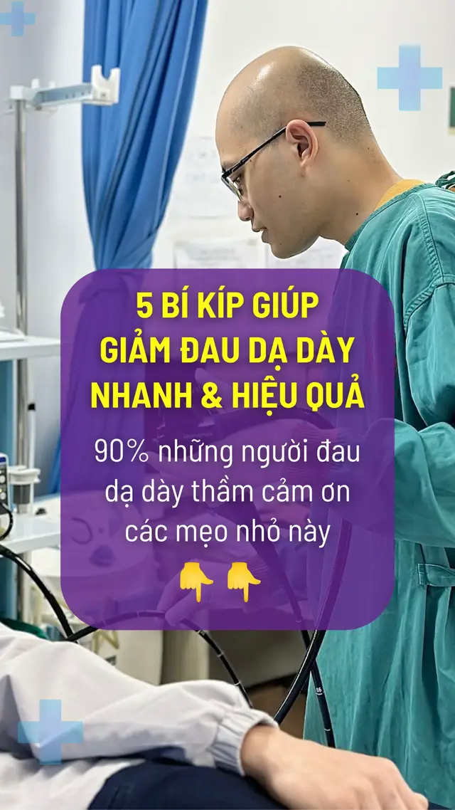 Đau dạ dày có thể xuất hiện bất ngờ, sau một bữa ăn vội, khi bạn căng thẳng, hoặc lúc bụng đói. Nếu chưa thể đến cơ sở y tế ngay, bạn có thể áp dụng những mẹo đơn giản dưới đây giúp làm dịu cơn đau nhé: 1. Ăn phần ruột bánh mì Phần ruột mềm của bánh mì giúp thấm hút lượng acid dịch vị dư thừa trong dạ dày, giảm cảm giác nóng rát và buồn nôn. Nên chọn bánh mì không bơ, không ngọt để đạt hiệu quả tốt nhất. 2. Uống nghệ pha mật ong Hỗn hợp này chứa curcumin - một hoạt chất có tác dụng chống viêm, hỗ trợ làm lành niêm mạc dạ dày và giảm đau tự nhiên. 3. Chườm ấm vùng bụng Dùng túi chườm hoặc khăn ấm đặt lên vùng bụng trong 10 - 20 phút. Hơi ấm giúp giãn mạch máu, giảm co bóp và làm dịu cảm giác đau vùng thượng vị. 4. Hít thở sâu và đều Căng thẳng khiến dạ dày tiết nhiều acid hơn. Việc hít sâu, thở ra chậm giúp ổn định hệ thần kinh, giảm tiết dịch vị và làm giảm cơn đau nhanh chóng. 5. Massage vùng quanh rốn Đặt tay lên vùng bụng và xoa nhẹ theo chiều kim đồng hồ trong 10 - 15 phút. Có thể kết hợp tinh dầu như khuynh diệp hoặc gừng để tăng hiệu quả thư giãn và giảm đau. Các bạn lưu lại và chia sẻ cho gia đình, người thân, bạn bè để dùng ngay được khi cần nhé! @Bác sĩ Chương tiêu hoá  #noisoidaday #noisoitieuhoa #bacsichuongtieuhoa #tuletrolybschuong 