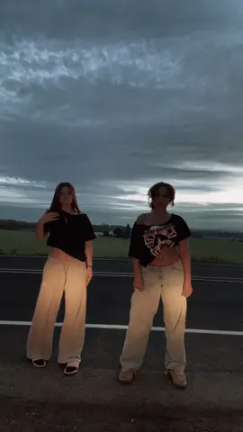 @270bella027 @𝔅 we dancin 🤗