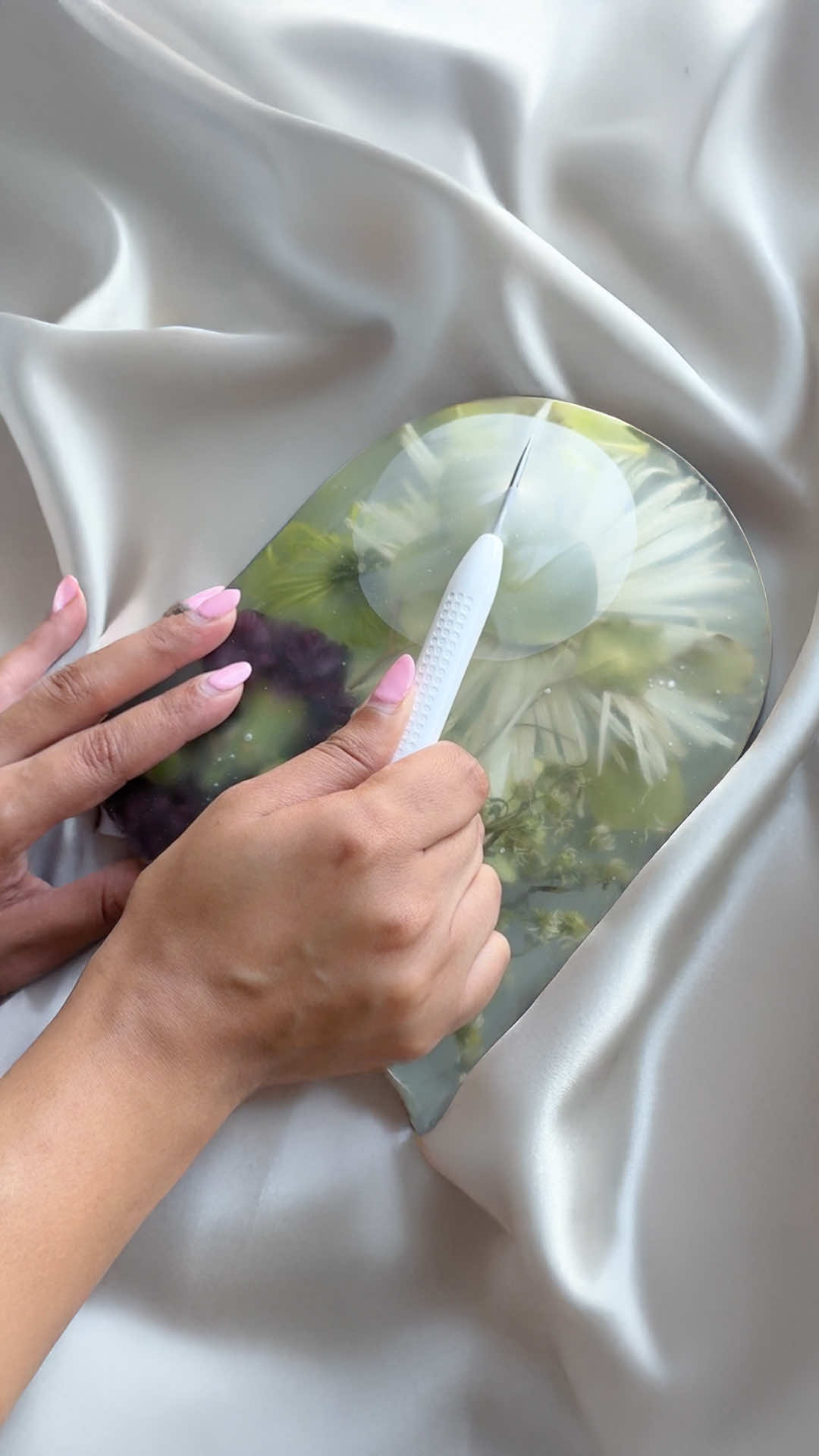 Asmr much? 00 #resinfloral #floralpreservation #weddingbouquets #bridalkeepsake #preserveyourflowers    