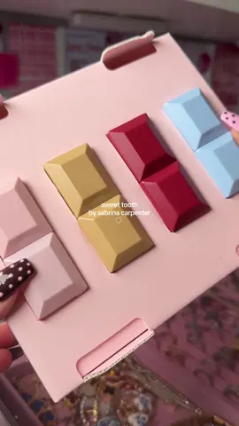 the cutest bite sizes!! 💋🩷 @Sabrina Carpenter @Team Sabrina @Ulta Beauty #sabrinacarpenter #mansbestfriend #shortnsweet #teamsabrina #sweettooth 