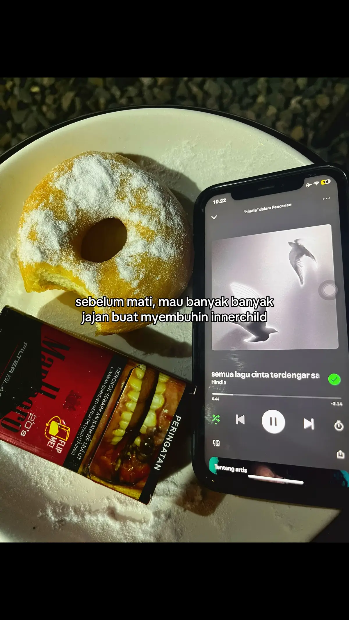 Bahan-Bahan • Tepung terigu protein sedang: 250 gram • Ragi instan: 1 sendok teh (sdt) • Gula pasir: 2-3 sendok makan (sdm) • Susu bubuk: 20 gram • Kuning telur: 1 butir • Air hangat kuku: 120-150 ml • Margarin/Mentega (suhu ruang): 20-30 gram • Garam: Sejumput Langkah Pembuatan 1. Persiapan Awal (Mengaktifkan Ragi) 1. Siapkan air hangat kuku. Larutkan ragi instan dengan sedikit gula dari takaran yang sudah disiapkan. 2. Diamkan selama 5-10 menit hingga muncul buih (berbusa). Ini menandakan ragi aktif. 2. Pencampuran Adonan 1. Dalam wadah besar, campurkan sisa gula pasir, tepung terigu, susu bubuk, dan garam. Aduk rata. 2. Masukkan kuning telur dan larutan ragi ke dalam campuran bahan kering. 3. Aduk menggunakan spatula atau tangan hanya sampai tercampur rata dan membentuk adonan kasar. Tidak perlu diuleni lama. 4. Masukkan margarin/mentega. Aduk dan remas-remas sebentar (sekitar 3-5 menit) hingga margarin menyatu dan adonan tidak terlalu lengket di tangan. 3. Fermentasi Pertama (Proofing) 1. Bulatkan adonan, lalu taruh di wadah. Tutup rapat dengan kain lembap atau plastic wrap. 2. Diamkan (proofing) di tempat hangat selama 45-60 menit atau hingga adonan mengembang 2 kali lipat. 4. Pembentukan Donat 1. Kempiskan adonan yang sudah mengembang untuk membuang udaranya. 2. Bagi adonan menjadi beberapa bagian (misalnya 30-40 gram), lalu bulatkan (rounding). 3. Pipihkan sedikit, lalu lubangi bagian tengahnya (bisa dengan cetakan atau jari). 4. Letakkan donat yang sudah dibentuk di atas kertas baking kecil atau alas yang ditaburi tepung. 5. Fermentasi Kedua dan Menggoreng 1. Tutup kembali donat yang sudah dibentuk. Diamkan lagi (proofing) selama 15-20 menit (jangan sampai mengembang terlalu besar). 2. Panaskan minyak dengan api kecil cenderung sedang. 3. Goreng donat dengan metode sekali balik saja untuk mendapatkan 