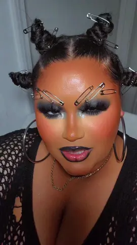 currently watching Hocus Pocus and idk why Max let those 2 numb skulls steal his shoes! all he had to do was get off his bike, pick it up and started swinging it around. like Max defend yourself!!! 😒 #beautyinfluencer  #makeupinspo #BeautyTok #blackgirlmakeup #alttiktok 