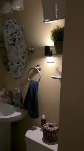 This seriously makes my bathroom feel so cozy 😍 I love it!! #nightlight #light #bathroom 