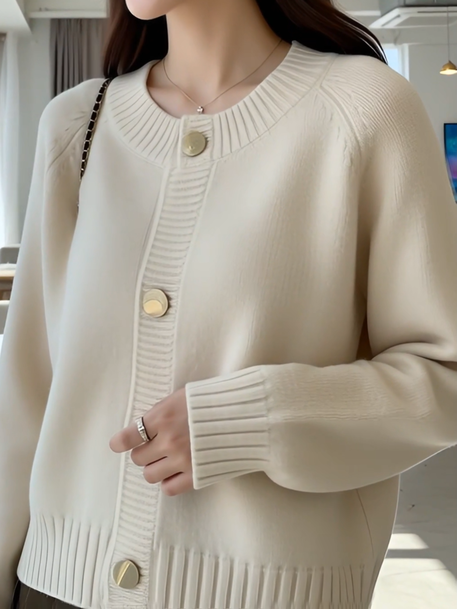 เสื้อไหมพรมแขนยาวทรงโอเวอร์ไซซ์ตัวนี้คือความละมุนแบบผู้หญิงอบอุ่นสไตล์เกาหลี ดีไซน์เรียบแต่มีดีเทลตรงกระดุมไม้ใหญ่ที่ให้ฟีลวินเทจนิดๆ ใส่แล้วดูเก๋โดยไม่ต้องแต่งเยอะ ผ้าไหมพรมเนื้อนุ่มมาก ไม่คัน ไม่ระคายผิว ใส่สบายสุดๆ แม้ในอากาศบ้านเรา ทรงโอเวอร์ไซซ์เล็กน้อย ใส่ง่ายแต่ยังคงรูป ไม่ทำให้ดูเทอะ ใช้แมตช์ได้กับทุกลุค จะใส่คู่กับกางเกงยีนส์ กระโปรง หรือกางเกงผ้าคือเข้าหมด ได้ทั้งลุคสาวหวานและสาวมินิมอลในตัวเดียว ใครที่อยากได้เสื้อไหมพรมที่ดูแพงแต่ใส่ได้ทุกวัน ตัวนี้คือคำตอบจริงๆ #เสื้อไหมพรมแขนยาว #เสื้อเกาหลีผู้หญิง #แฟชั่นเกาหลี #เสื้อไหมพรมผู้หญิง #เสื้อไหมพรมโอเวอร์ไซซ์