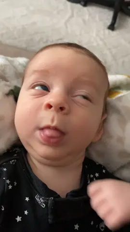 I can’t believe I caught this!! This is often called “sleep smiling” or “sleep laughing”, and it’s totally normal. It happens because babies’ brains are developing rapidly, and REM sleep plays a big role in processing new experiences and forming memories.#beautifulboy #rainbowbaby🌈 #loveofmylife #boymama 