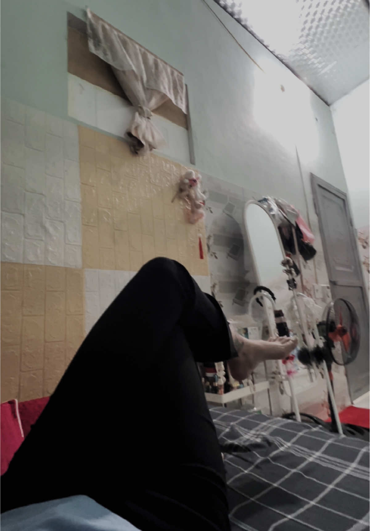 Cuối tuần người ta đi chơi ,nhậu nhẹn các kiểu.. còn tui đi làm đêm về nằm lướt #tóptóp 