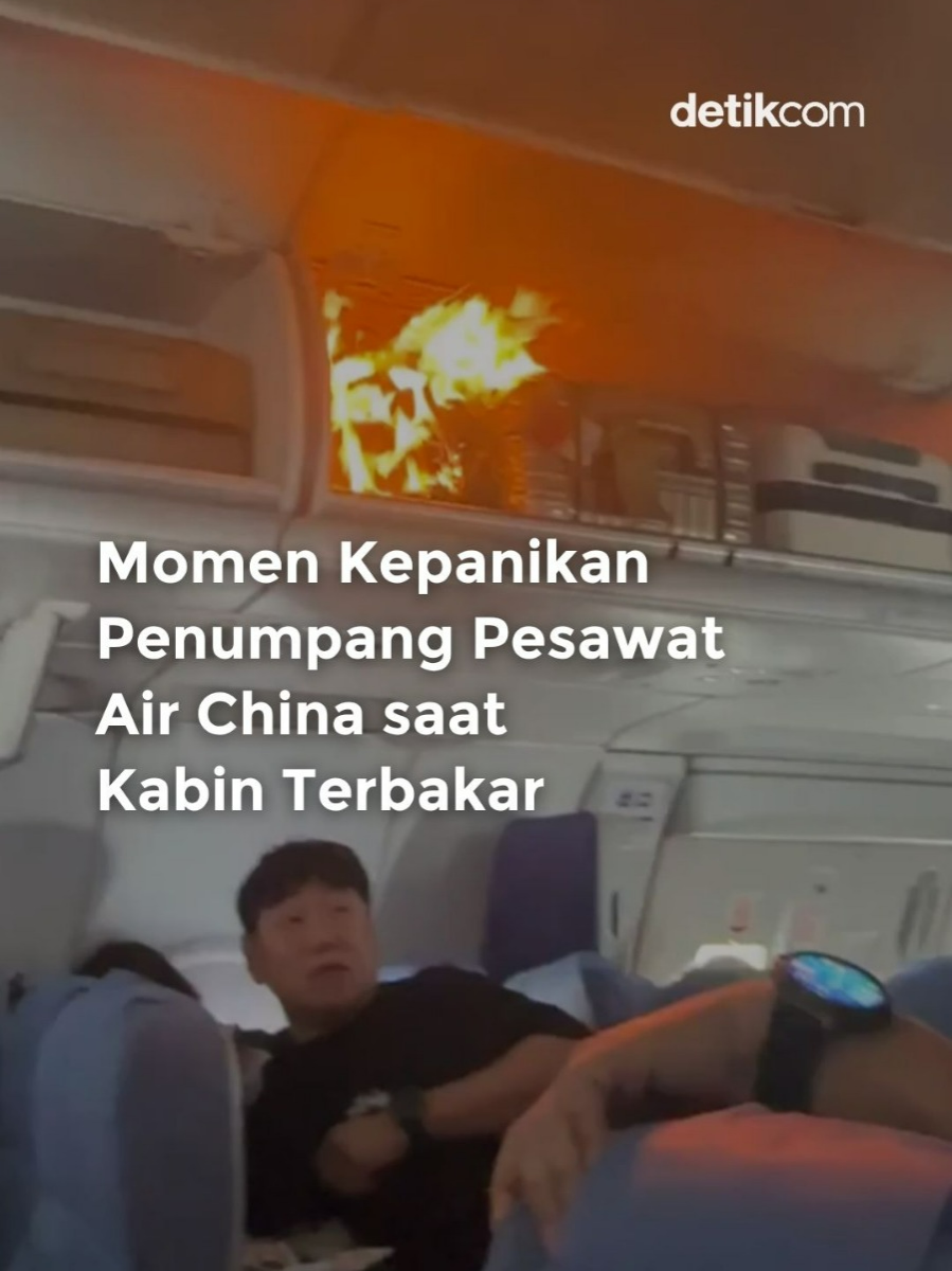 Baterai yang disimpan di kabin pesawat China Air terbakar saat penerbangan reguler maskapai tersebut dari Hangzhou, China Timur, menuju Bandara Internasional Incheon, dekat Seoul, Korea Selatan. Insiden itu sempat memicu kepanikan di antara para penumpang. Baterai yang menjadi sumber api diketahui disimpan di bagasi kabin oleh salah satu penumpang. Akibat kejadian tersebut, pesawat terpaksa dialihkan untuk melakukan pendaratan darurat di Bandara Internasional Shanghai Pudong. Baca berita selengkapnya hanya di detik.com! Creator: Ariandi #detikcom #ChinaAir #KebakaranPesawat #InsidenPenerbangan