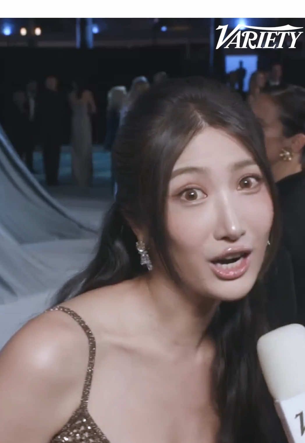 EJAE calls “Golden” her favorite song to sing from “KPop Demon Hunters” at the 2025 Academy Gala. #ejae #kpopdemonhunters #golden #redcarpet #movies