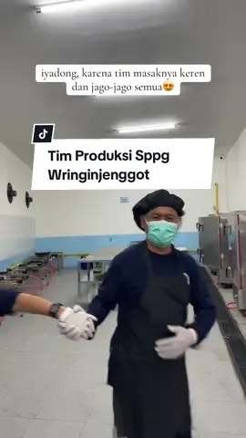 Kenalin ini Chef Budi & Tim Produksi. Mereka mungkin tak selalu terlihat di depan kamera, tapi tanpa mereka, MBG takkan berjalan seindah ini 💛 Setiap dini hari, saat banyak orang masih terlelap, tim produksi SPPG Wringinjenggot sudah mulai bekerja menyiapkan menu bergizi untuk ribuan anak Indonesia. 🍱✨ Jam 2 pagi? Kami sudah di dapur! Bukan karena disuruh, tapi karena kami cinta pekerjaan ini. Dari uap nasi yang masih hangat sampai senyum anak-anak di pagi hari, semua lelah terasa lunas. 🌤️ Terima kasih untuk seluruh pejuang dapur MBG. Dedikasi dan ketulusan kalian adalah bukti nyata cinta untuk generasi bangsa 🇮🇩❤️ #OurDaily #mbg  #relawan #sppg   #SPPGWringinjenggot #MakanBergiziGratis  #RelawanHebat #anaksehatkuatpintar 