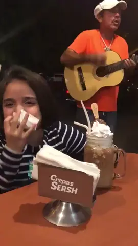 y arriba yo, mi apa y la chona