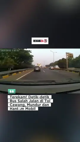Detik-detik menegangkan terjadi di jalur keluar Tol Cawang pada Rabu (15/10) sekitar pukul 06.40 pagi. Sebuah bus terlihat panik setelah salah arah dan langsung mengerem mendadak hingga m3n4br4k Mobil di belakangnya. Sopir bus berusaha mundur untuk memperbaiki arah. Namun, hal tersebut justru membuat bus m3n4br4k mobil yang berada di belakangnya. Insiden ini sempat membuat arus lalu lintas sedikit tersendat. Beruntung, tidak ada korban jiwa dalam peristiwa tersebut, meskipun kendaraan mengalami kerusakan di bagian depan mobilnya. Mengingatkan untuk seluruh pengemudi agar tidak mundur di jalur tol, apa pun alasannya. Jika salah jalan, disarankan tetap melanjutkan hingga pintu keluar berikutnya demi keselamatan bersama. 🎥: @dashcam_owners_indonesia  #beritaviral #lewatberandafyp #lewatberanda #viralbanget #buspariwisata     