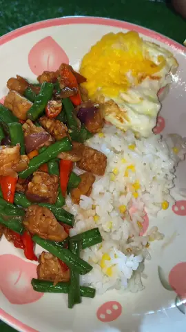 Tumis kacang panjang plus tempe telor ceplok..nasinya nasi jagung 🤤 masyaallah nikmatnya #masakansimple #masakanrumahan #tumiskacangpanjang #bikinlaper #menusimple 