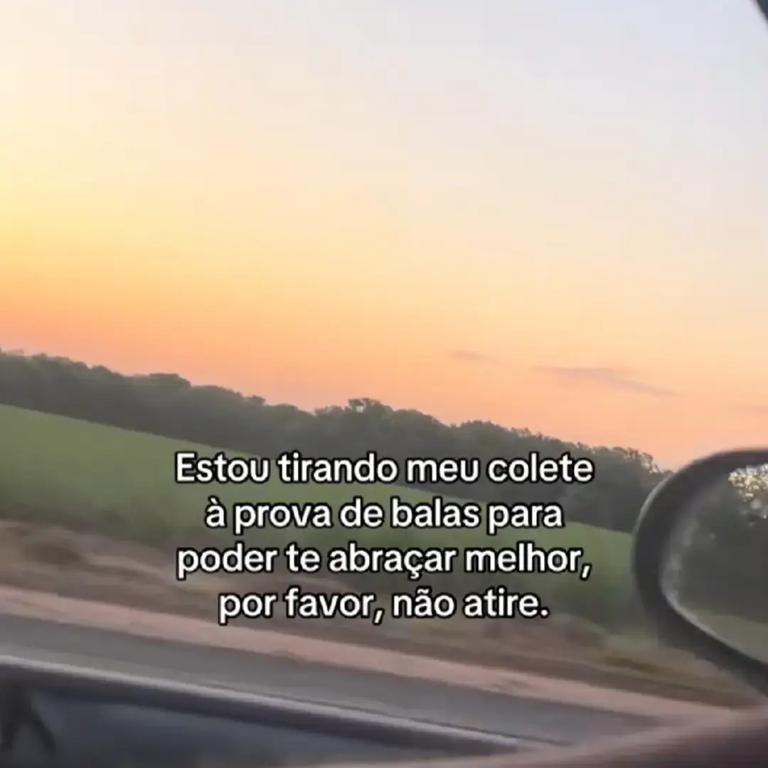 Eu tô abrindo mão das minhas defesas. Tô deixando cair tudo o que usei pra me proteger de sentir demais, de me magoar de novo, de esperar demais de alguém. E estou fazendo isso por você. Porque eu sei que o amor, quando é verdadeiro, não sobrevive cercado por medo. E eu quero te abraçar sem receio, sem escudo, sem desconfiança. Quero sentir teu peito encostar no meu, sem nenhuma armadura entre a minha entrega e o teu toque. Mas, por favor, não atire. Não use minha vulnerabilidade como mira. Não faça do meu carinho um alvo fácil. Eu não estou aqui pra lutar — estou aqui pra sentir. Eu tirei o colete porque acredito que talvez, dessa vez, o amor possa ser paz. Porque no fundo, o que eu mais quero é poder te abraçar sem medo… e confiar que você vai segurar o meu coração com cuidado. 💔✨