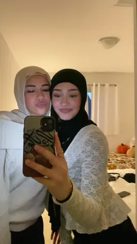 lidolly twin🤗  #hijabi #sister #lebanesegirl @malakfarhatt_ 