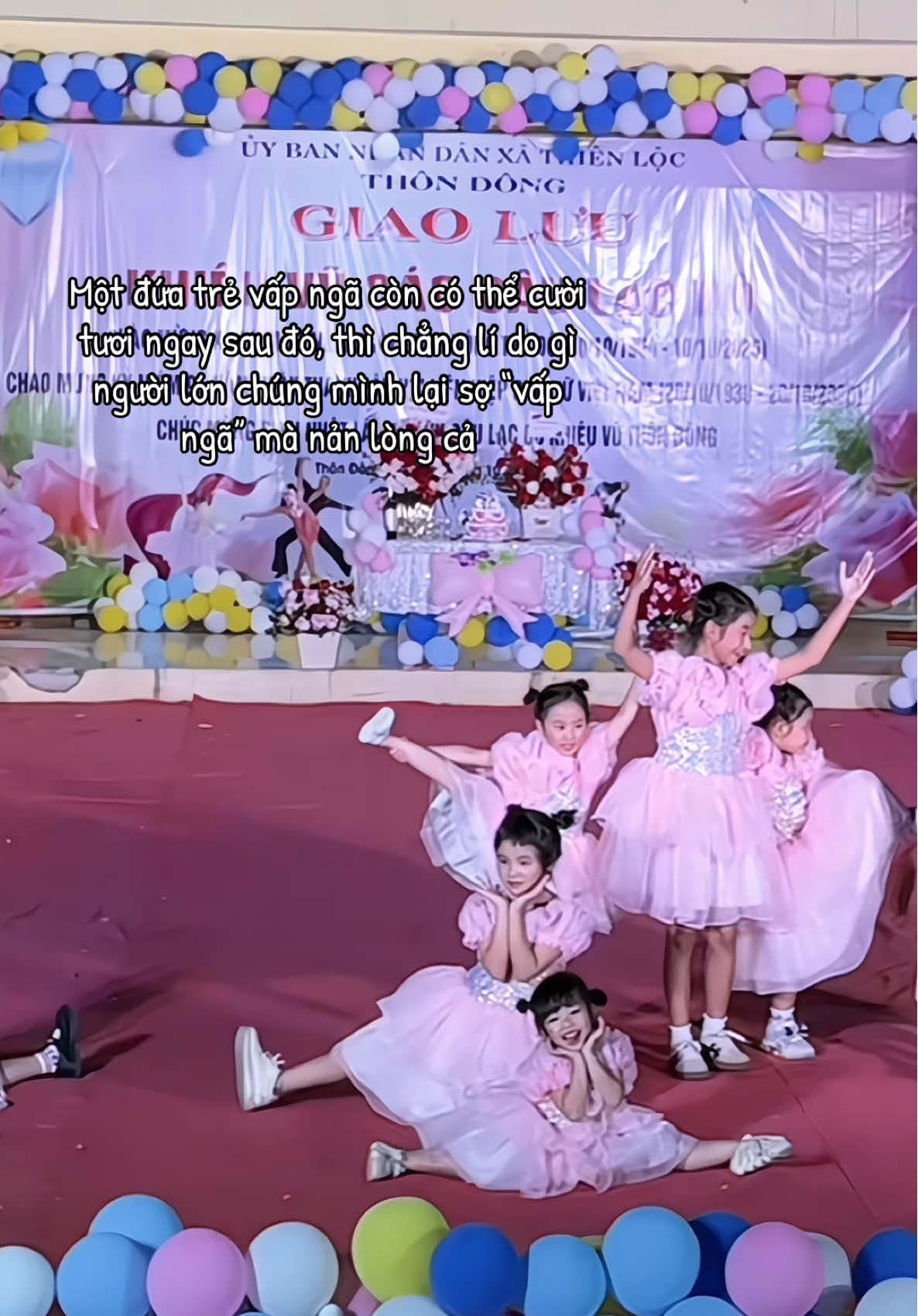 Các em bé của cô giỏi lắm, luôn nhớ lời cô dặn: Lên sân khấu cười xinh🤭