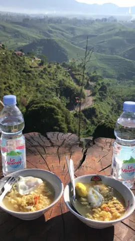 Mam indomie di langit pangalengan😋 #sunrise #pangalenganbandung #pangalengan #sunrisepointcukul 