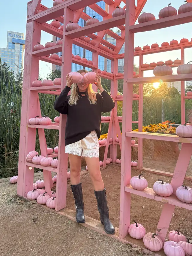 Pumpkin patch photo ideas 🥰 #fallfashiontrends #pumpkinpatch #fallaesthetic #fallpictures #houstoninfluencer 