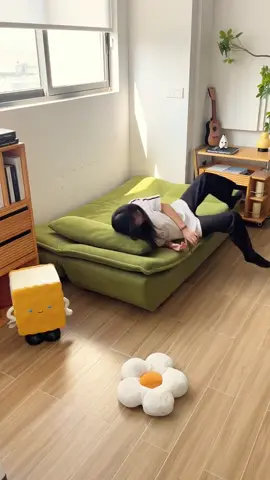 一張沙發，解鎖整個空間的無限可能！🛋️💫 白天是舒適客廳，夜晚秒變溫馨客房！這款折疊沙發床，簡直就是小戶型的空間魔法師～✨ 無論是客廳、書房還是小角落，它都能輕鬆融入，讓每一平米都發揮最大價值！ 🌟 一拉一折，輕鬆變身 🌟 高顏值設計，打造家居亮點 🌟 舒適坐臥，享受雙重體驗 再也不用為空間不足而煩惱！家裡隨時準備好接待親友，生活品質瞬間提升～🏡 #折疊沙發床 #多功能沙發床 #小戶型沙發床 #沙發床推薦 #充滿設計感的沙發    快來看看它如何改變你的生活吧！👇 點擊收藏🌟跟著視頻一起改造你的家！ 💫 巧妙收納術，讓生活更有序 💫 小空間大利用，每一寸都不浪費 💫 高顏值設計，收納也能很時尚 👉 快來看看有沒有讓你心動的收納方案！ 👇🏻 評論區告訴我您覺得怎麼樣？ ↓點擊帶走空間自由↓  👉：https://shopee.tw/gwenya8 （留言“+1”秒回下單信息 關注IG @yookiwarehouse_tw獲取更多可愛好物🎀）  視頻源網絡，版權歸原作者，聯繫即刪