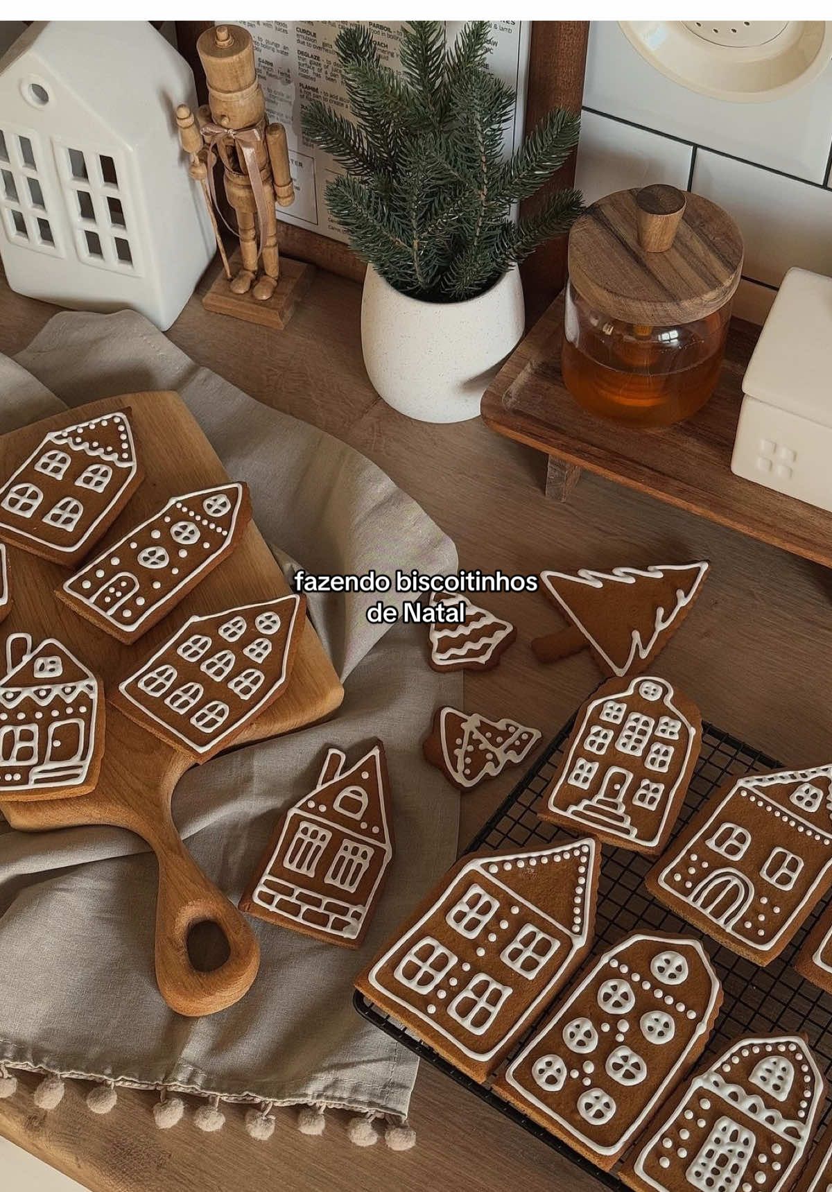 comprei as forminhas aqui no tiktokshop e eu AMEI! 🎄     RECEITA: 	•	2 xícaras (chá) de farinha de trigo 	•	¾ xícara (chá) de cacau em pó ou chocolate em pó 	•	1 colher (chá) de fermento em pó 	•	1 pitada de sal 	•	¾ xícara (chá) de açúcar mascavo 	•	½ xícara (chá) de açúcar refinado 	•	150 g de manteiga sem sal (em temperatura ambiente) 	•	1 ovo grande 	•	1 colher (chá) de essência de baunilha 	•	(opcional) ½ colher (chá) de canela em pó – dá um toque natalino 	•	(opcional) confeitos natalinos, chocolate branco picado ou açúcar de confeiteiro pra decorar ⸻ 👩‍🍳 Modo de preparo: 	1.	Misture os secos: farinha, cacau, fermento, sal (e canela, se usar). Reserve. 	2.	Bata a manteiga e os açúcares até virar um creme fofo. 	3.	Adicione o ovo e a baunilha, e bata até incorporar. 	4.	Acrescente os ingredientes secos aos poucos, misturando até formar uma massa homogênea. 	5.	Embrulhe em filme plástico e leve à geladeira por 30 minutos (isso ajuda a moldar). 	6.	Pré-aqueça o forno a 180 °C. 	7.	Abra a massa com um rolo (cerca de 0,5 cm de espessura) e corte com forminhas natalinas (estrela, árvore, boneco etc). 	8.	Coloque em uma forma forrada com papel manteiga e asse por 10–12 minutos, até firmar as bordas. 	9.	Deixe esfriar antes de decorar com glacê, açúcar de confeiteiro ou chocolate derretido. #foryoupage #fyp #cocieloetata #natal #shopeehaul 