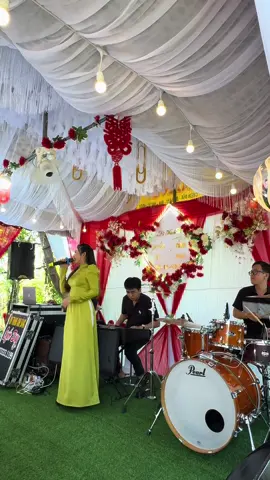 Mình cầm tay nhau , mai này về bên nhau 